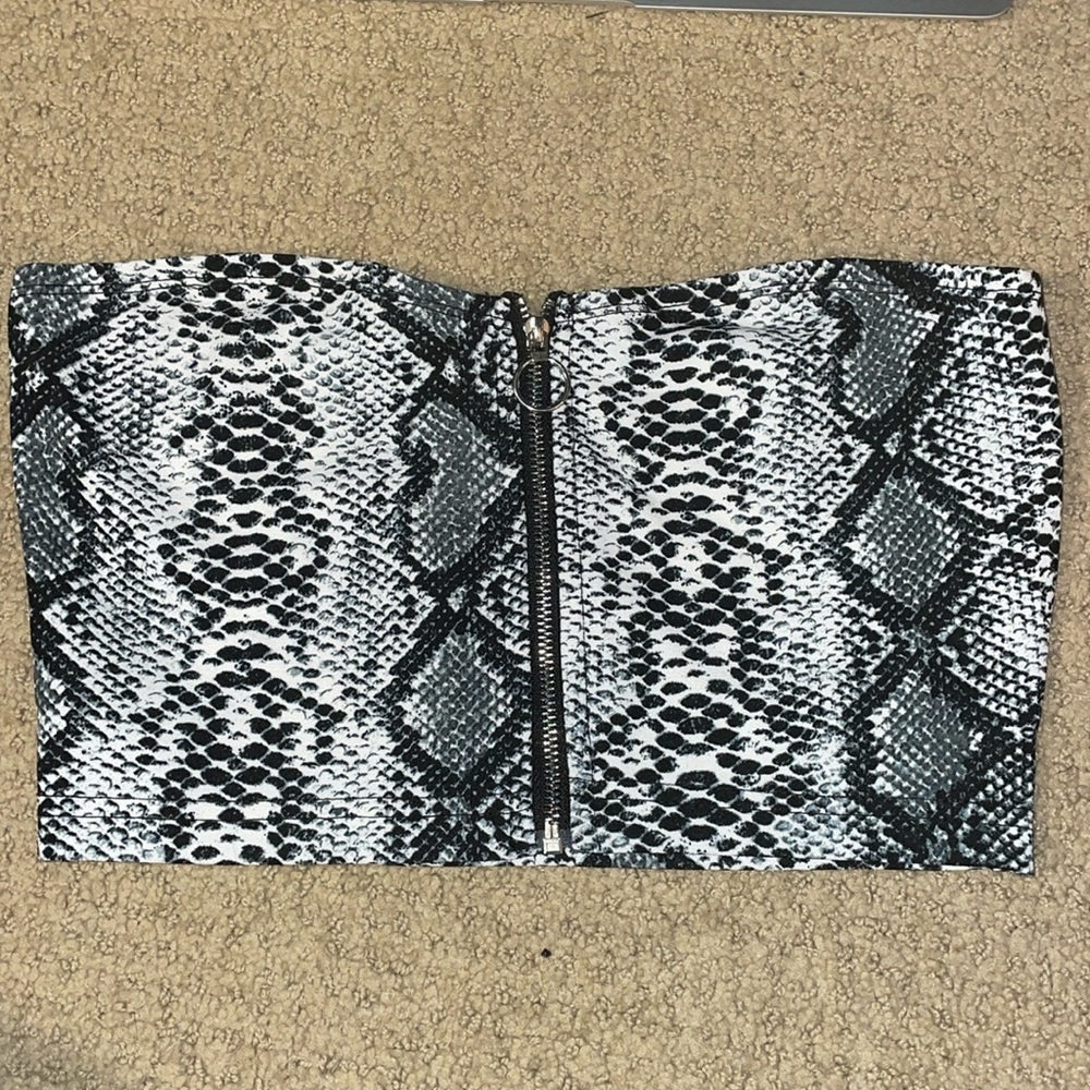 SNAKE PRINT GOING OUT TOP